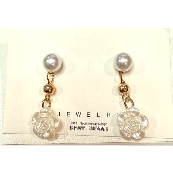 Retail $25 Gold Pearl Like Camellia Flower Drop Earrings*NEW & Lightweight - Picture 2 of 2
